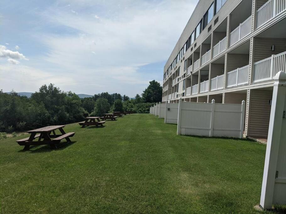 Cute Lower Level Cedar Lodge Room With Balcony & Lake Views! Laconia Exterior photo